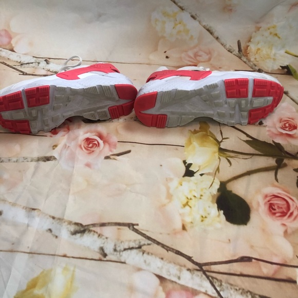 ❗️SOLD❗️NIKE Huarache Run Pink and White - Picture 4 of 5